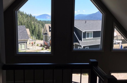 Central Okanagan Cottage | LaCasa Lakeside Resort Kelowna Cottage Short Term Rental H412233921