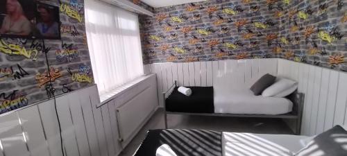 Walsall Apartment | Ladbury House in Walsall, convenient location near the M6, Walsall Uni and Hospital, with free parking and easy access to Birmingham city centre, only 20 mins from NEC and Birmingham airport, 15 mins from Villa Park