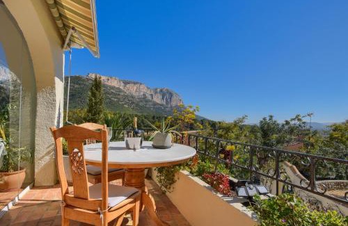 Jesus Pobre Villa | Ladera by Aguilarent