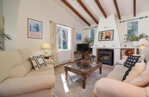 Jesus Pobre Villa | Ladera by Aguilarent