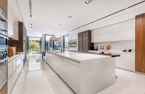 Beverly Hills Villa | Lago Vista Modern - Lush Private Beverly Hills with First-Class Amenities