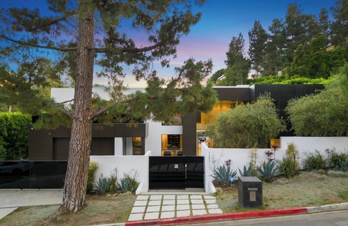 Beverly Hills Villa | Lago Vista Modern - Lush Private Beverly Hills with First-Class Amenities