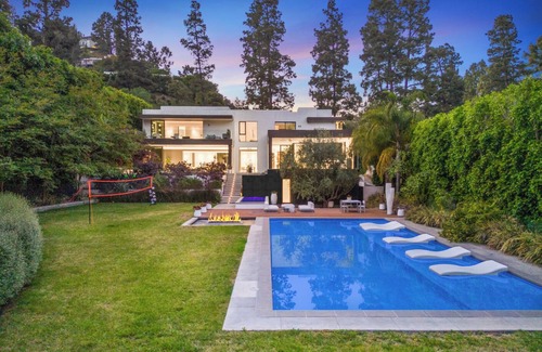 Beverly Hills Villa | Lago Vista Modern - Lush Private Beverly Hills with First-Class Amenities