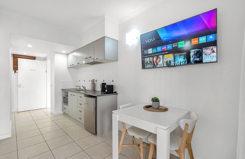 Trinity Beach Apartment | Lagoon Lookout Poolside Studio near Trinity Beach