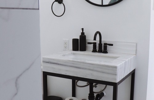 Brighton Cottage | Laidback Luxury Near Prince Edward County!