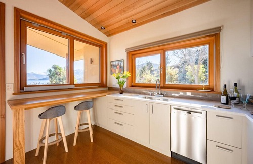 Wanaka House | Lake and mountain views from this lakeside location