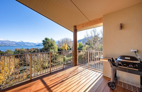 Wanaka House | Lake and mountain views from this lakeside location