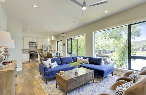 Rio Robles House | Lake Austin Retreat: Chic Lakeside Living w/a 3-Story Dock & Designer Style