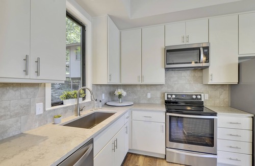 Rio Robles House | Lake Austin Retreat: Chic Lakeside Living w/a 3-Story Dock & Designer Style