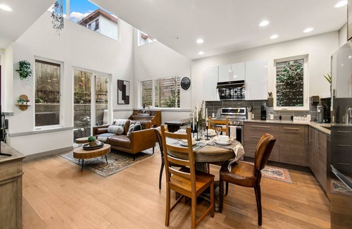 Fremont House | Lake & City View Modern Retreat w AC