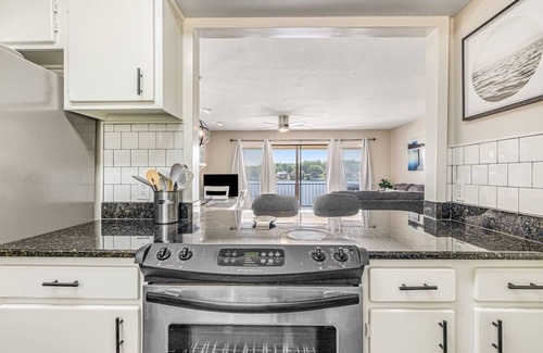 Rockwell Condo | Lake Condo w/View & Pool