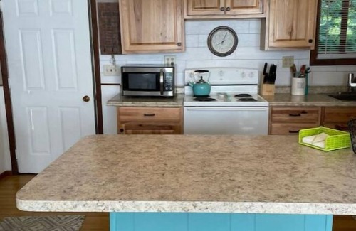 Brackney Cottage | Lake Days & Family Stays – 3BR Waterfront Getaway