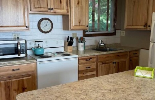 Brackney Cottage | Lake Days & Family Stays – 3BR Waterfront Getaway