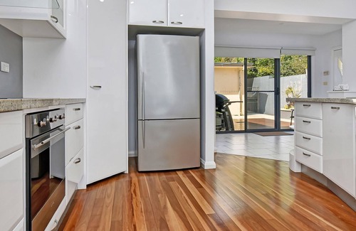 Coal Point House | Lake Escape – Tranquil Retreat by the Water