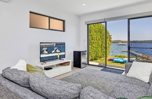 Coal Point House | Lake Escape – Tranquil Retreat by the Water