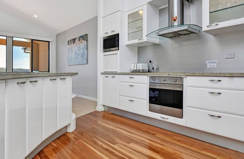 Coal Point House | Lake Escape – Tranquil Retreat by the Water