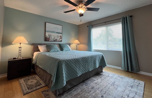 Haines Creek House | Lake Eustis Getaway with Boat Dock! 3/2 home with huge family friendly yard.