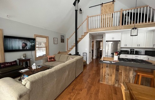 Abbot Cabin | Lake front cabin Direct access to Snowmobile Trails. Hiking & Local shops!