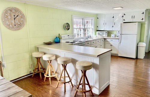 Leesburg Cottage | Lake Front Cottage, Private Boat Ramp & Dock, Kayaks, Arcade Games, Ping Pong