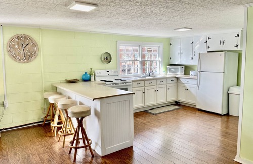 Leesburg Cottage | Lake Front Cottage, Private Boat Ramp & Dock, Kayaks, Arcade Games, Ping Pong