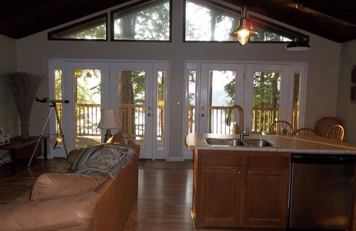 Somerset Cottage | Lake Front Home with community boat ramp. Private, close to marinas and town.