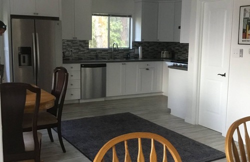 Lakehead-Lakeshore House | LAKE FRONT ON SHASTA LAKE, NESTLED IN THE MOUNTAINS!