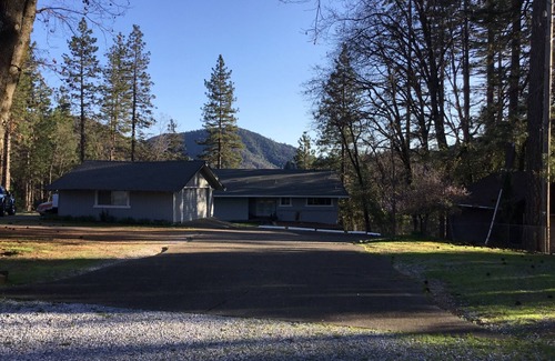 Lakehead-Lakeshore House | LAKE FRONT ON SHASTA LAKE, NESTLED IN THE MOUNTAINS!