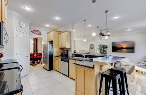 Hot Springs House | Lake Hamilton Getaway on Quiet Cove! Close to Races, a central location!
