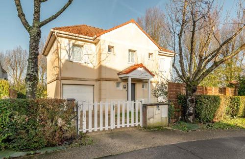 Serris Apartment | Lake House 4 Bedroomed near Disneyland Paris