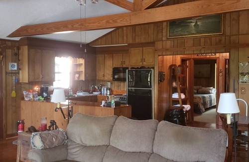 Saulsbury House | Lake house on 14 acre stocked lake. fish, boat, or just relax. your on lake time