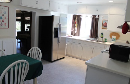 Dos Rios House | Lake House with 9 Hole and Disc Golf, Boats, Swimming!