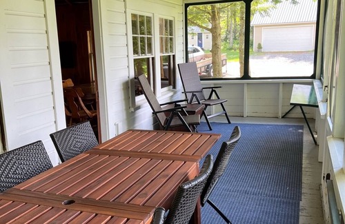 West Alton House | Lake house with beach access (newly renovated)