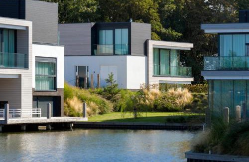 Arnemuiden House | Lake House with dock at Lake Veere, Zeeland