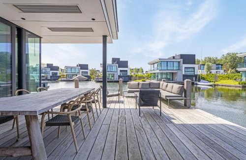 Arnemuiden House | Lake House with dock at Lake Veere, Zeeland