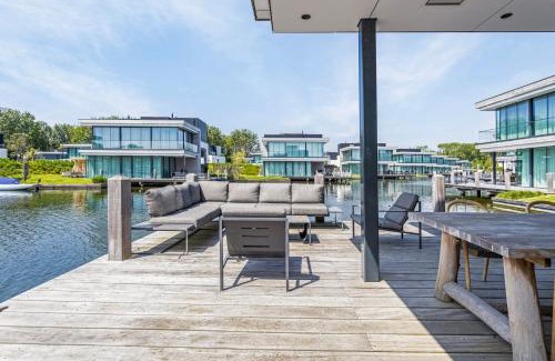 Arnemuiden House | Lake House with dock at Lake Veere, Zeeland