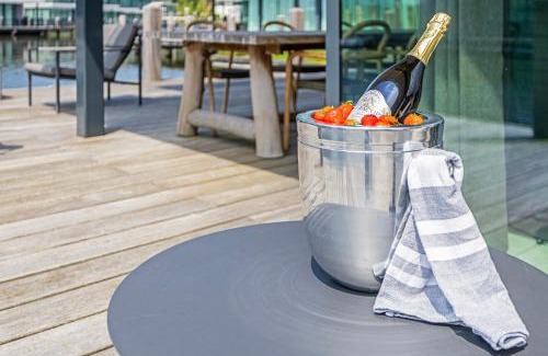 Arnemuiden House | Lake House with dock at Lake Veere, Zeeland