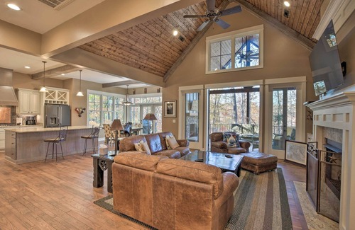 Seneca Cottage | Lake Keowee Cottage w/Deck & Private Dock!