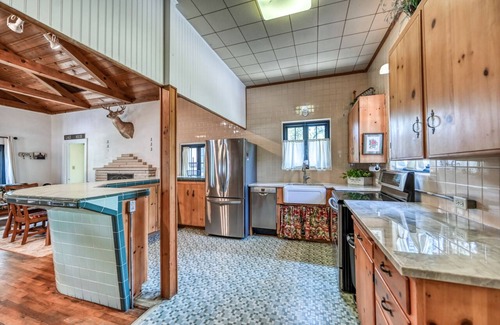 Kingsland Cabin | Lake LBJ Water Front Cottage on River Canal 2 Boat Slips