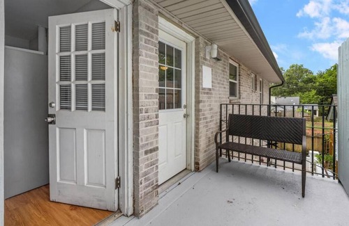 Acworth House | Lake Life D - 2 Bdrm Sleeps 4 - 5 Min Walk to Beach & Downtown Acworth - 10 Min to Lake Point Sports Complex