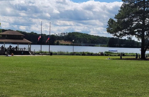 Acworth House | Lake Life D - 2 Bdrm Sleeps 4 - 5 Min Walk to Beach & Downtown Acworth - 10 Min to Lake Point Sports Complex