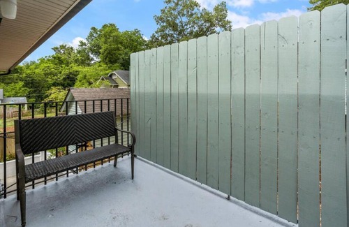 Acworth House | Lake Life D - 2 Bdrm Sleeps 4 - 5 Min Walk to Beach & Downtown Acworth - 10 Min to Lake Point Sports Complex