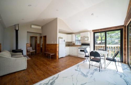 Muskoka Lakes House | Lake Muskoka Deluxe 2-bdrm Cottage - Pier 100 #60