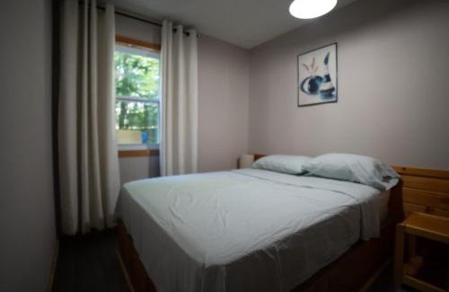 Muskoka Lakes House | Lake Muskoka Deluxe 2-bdrm Cottage - Pier 100 #60