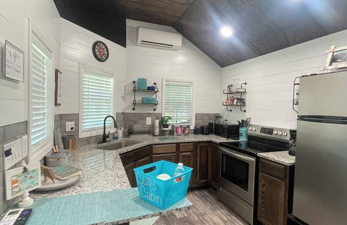 Avinger Cabin | Lake o' the Pines Cozy Cabin