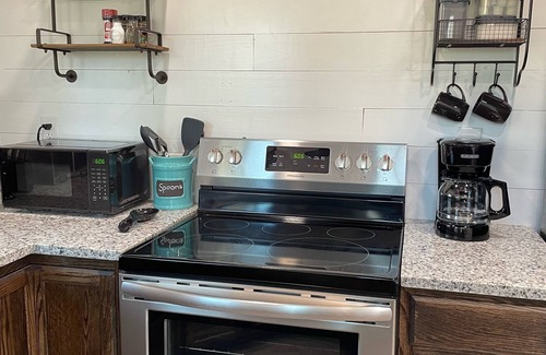 Avinger Cabin | Lake o' the Pines Cozy Cabin