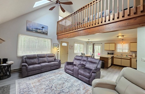 Lake Cottage | Lake of the Pines Cottage - Hot tub!