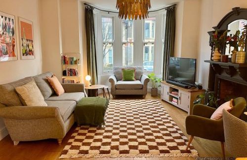 Roath Apartment | Lake Park House - Stylish Apartment with Parking