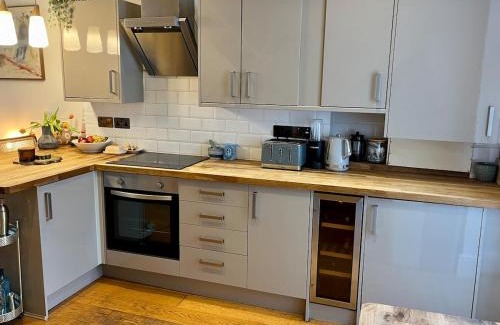 Roath Apartment | Lake Park House - Stylish Apartment with Parking
