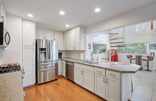 Acworth House | Lake Point Cottage at Acworth Beach