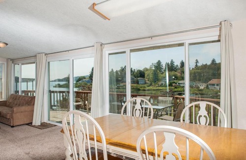 Neotsu House | Lake Point Hideaway House